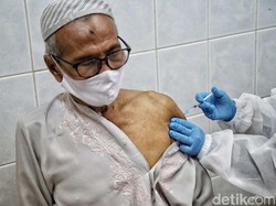 Gejala Ringan Ini Banyak Dialami Lansia setelah Divaksin COVID-19, Amankah?