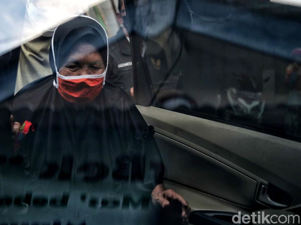 Pelayanan Vaksinasi Jemput Bola Sasar Para Lansia Pelayanan Vaksinasi Jemput Bola Sasar Para Lansia