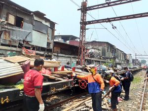 PT KAI Tertibkan Bangunan Liar Lintas Pasar Senen-Ancol PT KAI Tertibkan Bangunan Liar Lintas Pasar Senen-Ancol