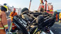 Penampakan Pikap Terbalik Tewaskan Satu Orang di Suramadu