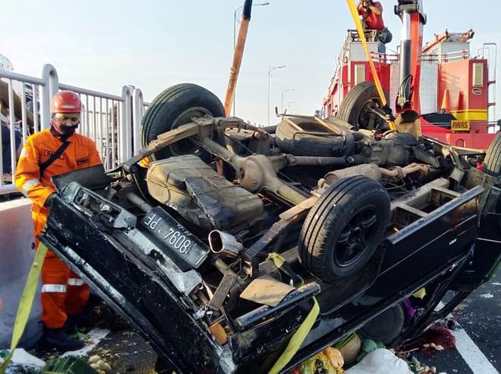 Penampakan Pikap Terbalik Tewaskan Satu Orang di Suramadu Penampakan Pikap Terbalik Tewaskan Satu Orang di Suramadu