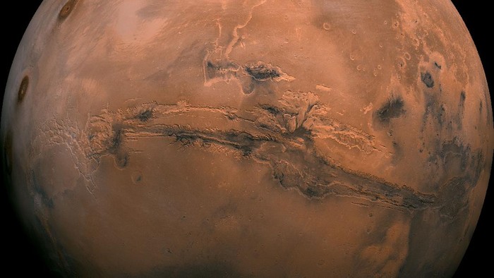 South of Valles Marineris merupakan daerah kuno yang ditutupi oleh banyak kawah tubrukan.