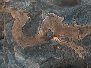 Penampakan Batu Berwarna Pertama di Mars Penampakan Batu Berwarna Pertama di Mars