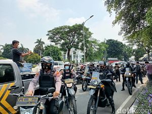 Polisi Bubarkan Pengikut HRS yang Berkerumun di Sekitar PN Jaktim