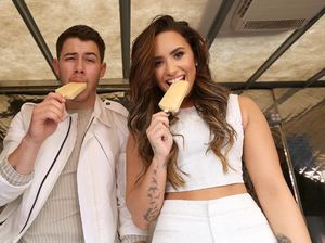 Potret Demi Lovato Saat Makan Buah hingga Ngemil Es Krim