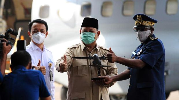 Menteri Pertahanan (Menhan) Prabowo Subianto menyerahkan Pesawat karya anak bangsa CN235-220 MPA ke Angkatan Udara Republik Senegal