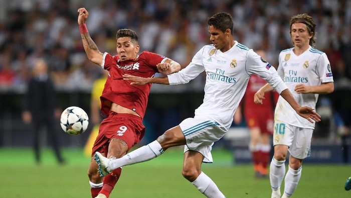 KIEV, UKRAINE - MAY 26: Raphael Varane of Real Madrid is challenged by Roberto Firmino of Liverpool during the UEFA Champions League Final between Real Madrid and Liverpool at NSC Olimpiyskiy Stadium on May 26, 2018 in Kiev, Ukraine.  (Photo by Laurence Griffiths/Getty Images)