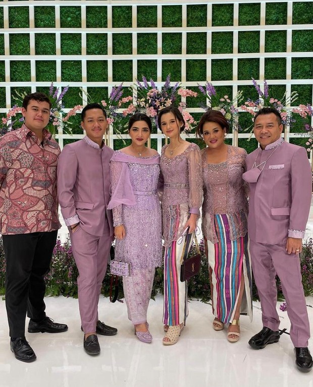 Sarah Menzel/instagram.com/ssarah_menzel Tak hanya berbeda suku, Sarah dan Azriel juga berbeda agama. Seperti yang diketahui, agama Azriel Hermansyah adalah Islam.