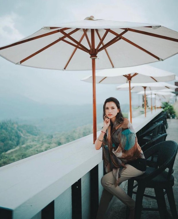 Sarah Menzel/instagram.com/ssarah_menzel Sarah Rai Menzel, atau yang akrab disapa Sarah Menzel merupakan seorang gadis blasteran Bali-Jerman.