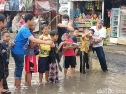 Protes Jalan Rusak, Warga Bogor Memancing Ikan di Tengah Kubangan
