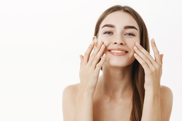 Semua skincare memiliki rekomendasi penggunaan yang sesuai pada jenis kulit tertentu. Itulah mengapa memahami jenis kulit dan mengetahui apa masalah dan kebutuhan kulit adalah hal yang esensial untuk kamu ketahui agar terhindar dari kesalahan memilih skincare.