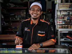 Hampir Gulung Tikar, Penjual Pulsa & HP Selamat Berkat Jadi Agen Bank