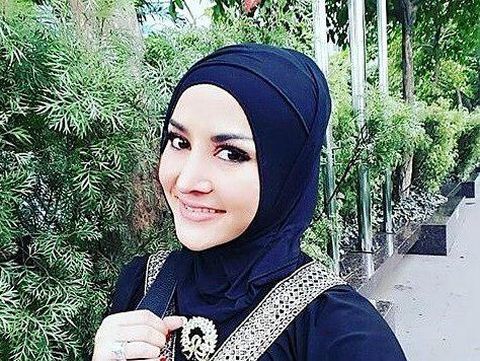 Berikut adalah sosok Cynthiara Alona pemilik Hotel Prostitusi yang kini menjadi tersangka.