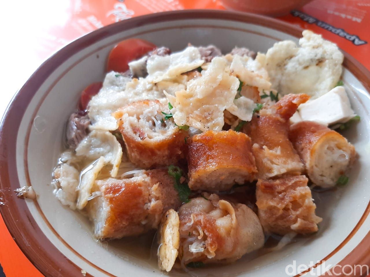 Soto Mie Puri H. Darjo, soto mie viral di Puri Kembangan yang menyajikan risol panjang 50 cm.