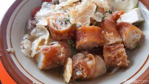 Lezatnya Soto Mie Pakai Risol 50 Cm yang Lagi Viral!