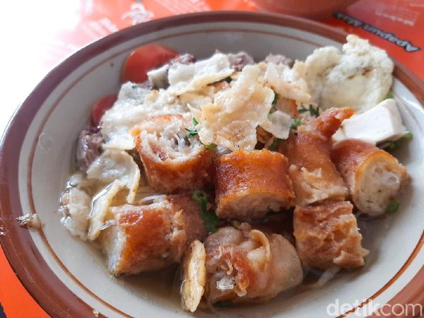 Lezatnya Soto Mie Pakai Risol 50 Cm yang Lagi Viral!