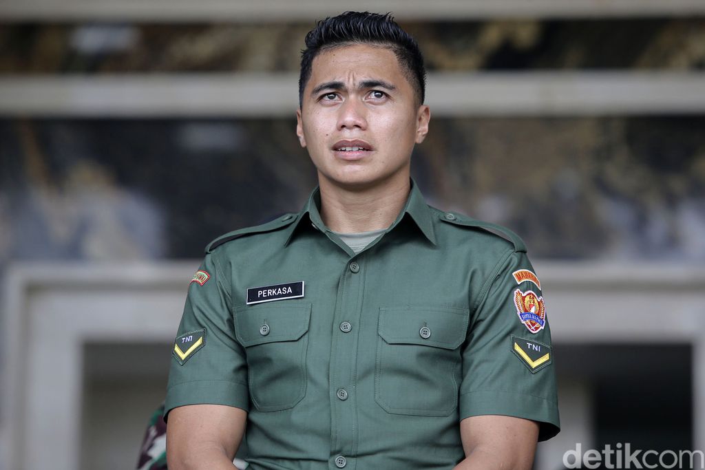 Pengadilan Negeri Tondano memutuskan status jenis kelamin Serda Aprilio Perkasa Manganang berganti menjadi laki-laki. Aprilio terlihat bahagia dengan utusan tersebut.