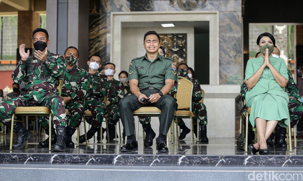 Pengadilan Negeri Tondano memutuskan status jenis kelamin Serda Aprilio Perkasa Manganang berganti menjadi laki-laki. Aprilio terlihat bahagia dengan utusan tersebut.