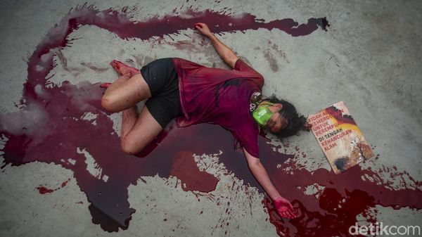 Teatrikal Banjir Darah Refleksikan Krisis Iklim