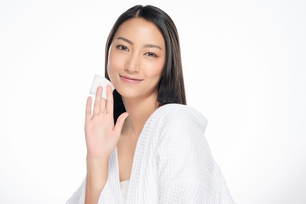 Toner untuk kulit kering/ Sumber: Freepik.com Kulit sensitif harus tetap menggunakan toner bebas alkohol dan yang lembut. Bahan aktif yang keras dapat menjadi masalah bagi kulit sensitif, termasuk ekstrak tumbuhan alami yang keras atau minyak esensial.