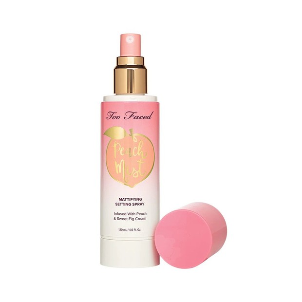 Too Faced Peach Mist Mattifying Setting Spray/toofaced.com Too Faced memiliki setting spray yang mengatur dan menyegarkan riasan wajah dengan hasil akhir matte yang nyaman dan mengontrol minyak.
