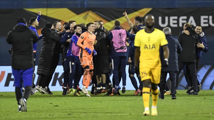 ZAGREB, CROATIA - MARCH 18: Dinamo Zagreb players and staff celebrate victory following the UEFA Europa League Round of 16 Second Leg match between Dinamo Zagreb and Tottenham Hotspur at Stadion Maksimir on March 18, 2021 in Zagreb, Croatia. Sporting stadiums around Europe remain under strict restrictions due to the Coronavirus Pandemic as Government social distancing laws prohibit fans inside venues resulting in games being played behind closed doors. (Photo by Jurij Kodrun/Getty Images)