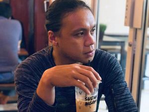 Keseruan Amasya Manganang Saat Minum Kopi dan Makan di Tepi Pantai Keseruan Amasya Manganang Saat Minum Kopi dan Makan di Tepi Pantai