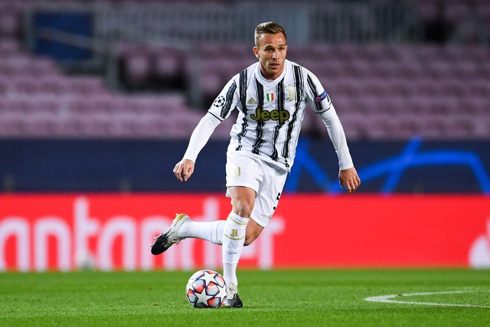 BARCELONA, SPAIN - DECEMBER 08: Arthur Melo of Juventus runs with the ball during the UEFA Champions League Group G stage match between FC Barcelona and Juventus at Camp Nou on December 08, 2020 in Barcelona, Spain. Sporting stadiums around Spain remain under strict restrictions due to the Coronavirus Pandemic as Government social distancing laws prohibit fans inside venues resulting in games being played behind closed doors.  (Photo by David Ramos/Getty Images)