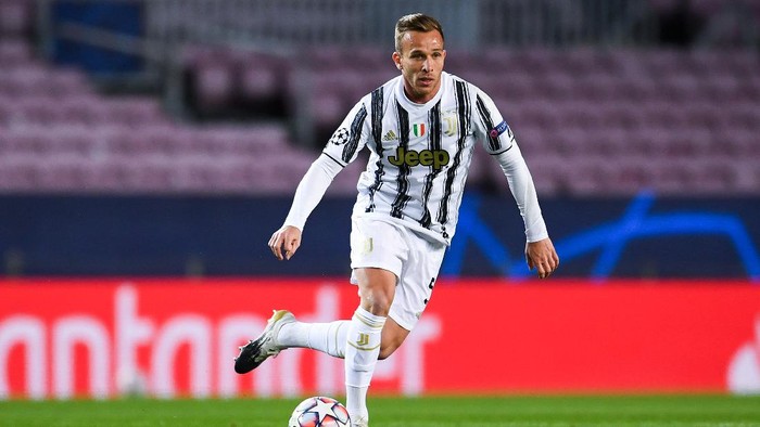 BARCELONA, SPAIN - DECEMBER 08: Arthur Melo of Juventus runs with the ball during the UEFA Champions League Group G stage match between FC Barcelona and Juventus at Camp Nou on December 08, 2020 in Barcelona, Spain. Sporting stadiums around Spain remain under strict restrictions due to the Coronavirus Pandemic as Government social distancing laws prohibit fans inside venues resulting in games being played behind closed doors.  (Photo by David Ramos/Getty Images)