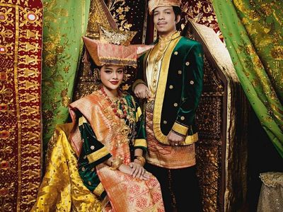 10 Pernikahan Artis Indonesia Ditayangkan Langsung di TV, Terbaru Atta-Aurel