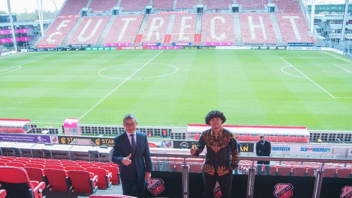 Kunjungan Tim KBRI Den Haag, di bawah komando Mayerfas selaku Dubes RI di Den Haag, Belanda, ke stadion Galgenwaard yang menjadi markas FC Utrecht sekaligus tempat Bagus Kahfi bernaung saat ini.
