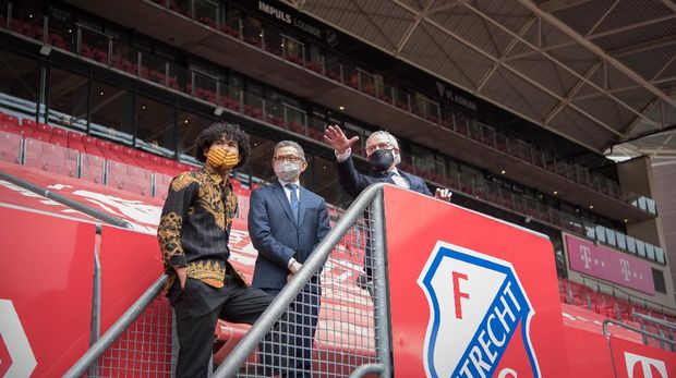 Kunjungan Tim KBRI Den Haag, di bawah komando Mayerfas selaku Dubes RI di Den Haag, Belanda, ke stadion Galgenwaard yang menjadi markas FC Utrecht sekaligus tempat Bagus Kahfi bernaung saat ini.