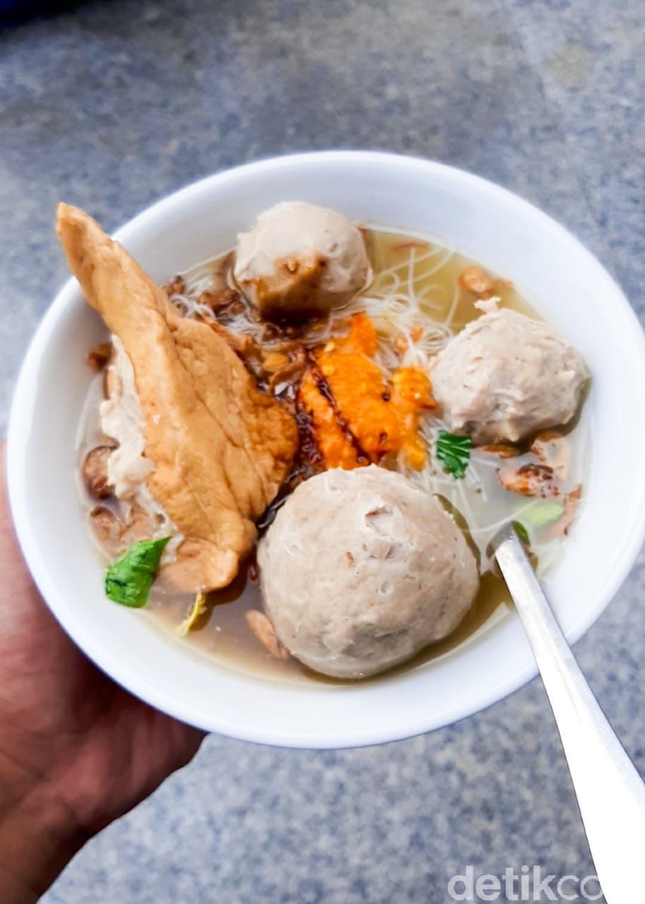 Bakso Pak De BCA Puri, omzetnya mencapai Rp 6 juta sehari.