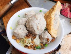Meski Jualan di Pinggir Kali, 5 Tempat Makan Ini Tetap Diburu Orang