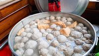 Enak Banget! Bakso Pak De BCA Puri yang Selalu Diantre Pembelinya