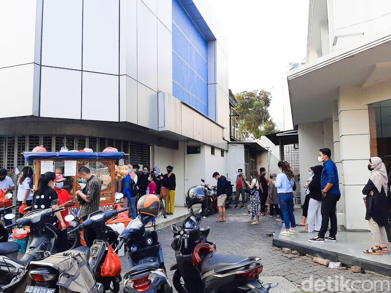 Bakso Pak De BCA Puri, omzetnya mencapai Rp 6 juta sehari.