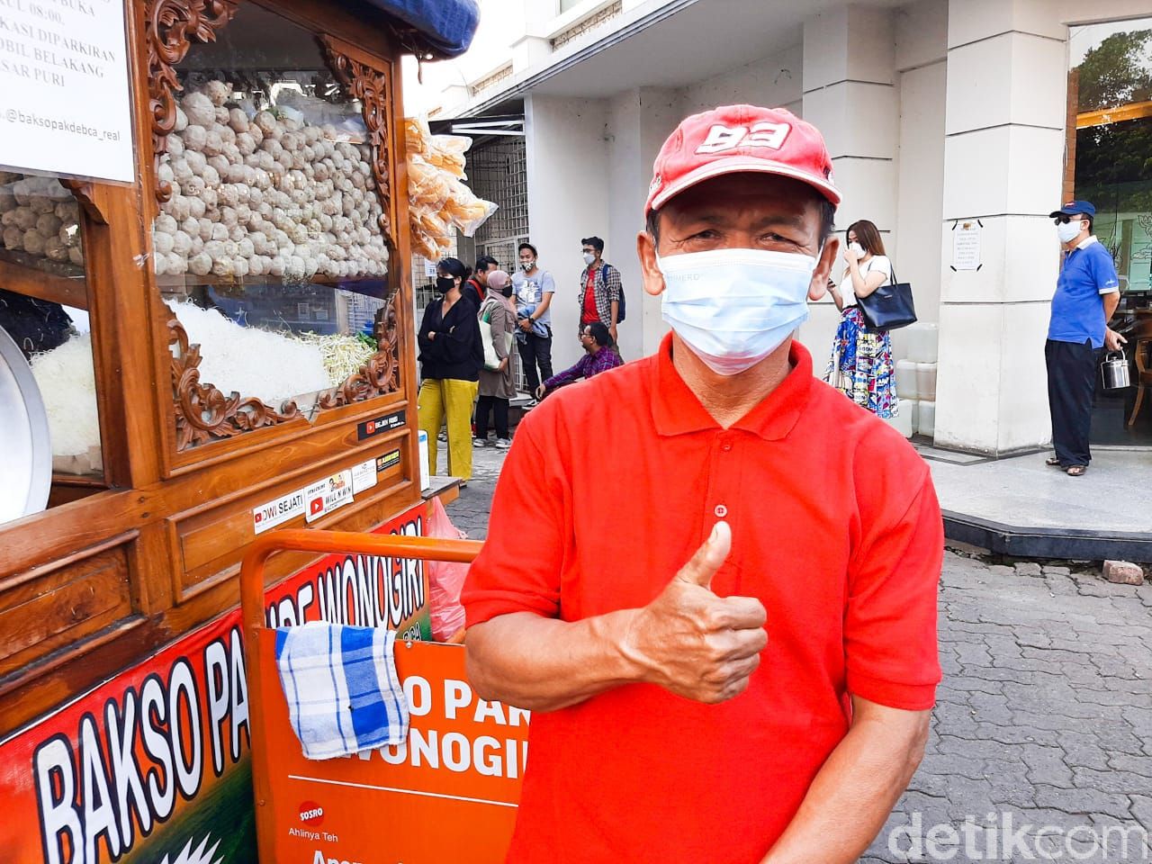 Bakso Pak De BCA Puri, omzetnya mencapai Rp 6 juta sehari.
