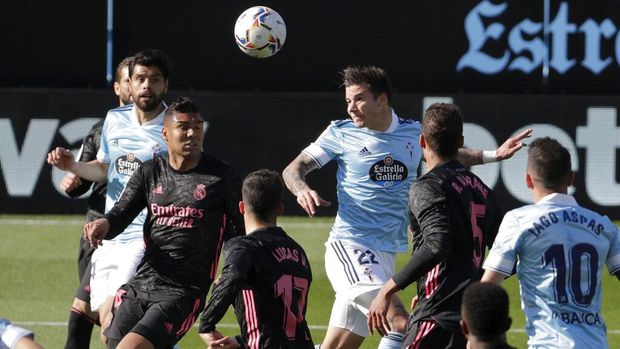 Santi Mina of Celta de Vigo, center, scores his team's first goal during a Spanish La Liga soccer match between Celta and Real Madrid at Balaidos stadium in Vigo, Spain, on Saturday, March 20, 2021 (AP Photo / Lalo R. Villar).