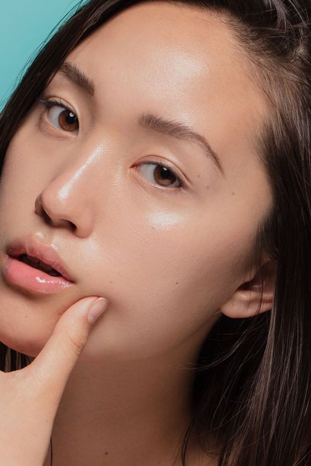 Dewy Skin Potret model dengan dewy skin