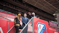 Dalam kunjungan itu, Mayerfas juga diajak untuk melihat-lihat Stadion Galgenwaard.