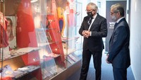 Mayerfas juga diajak melihat-lihat jersey kebesaran hingga foto-foto para pemain FC Utrecht.