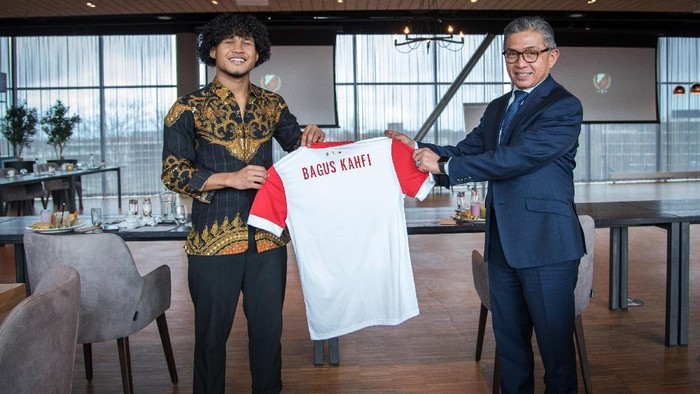 Dubes RI untuk Belanda Kunjungi Bagus Kahfi di FC Utrecht Duta Besar RI untuk Belanda, Mayerfas mengunjungi
markas FC Utrecht. Kedatangan Mayerfas untuk menemui Amiruddin Bagus Kahfi Alfikri.
