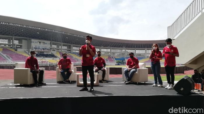 Wali Kota Solo Gibran Rakabuming Raka memberikan sambutan saat perkenalan pemilik baru Persis Solo di Stadion Manahan, Solo, Sabtu (20/3/2021).