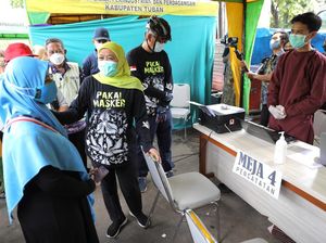 Di Sela Gowes di Tuban, Gubernur Khofifah Tinjau Vaksinasi Pedagang Pasar Baru