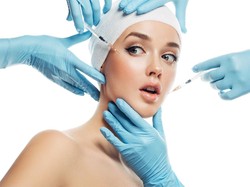 Akibat Salah Injeksi Botox, Mata Wanita Ini Jadi Turun Sebelah