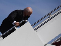 Biden Tersandung Beberapa Kali Saat Menaiki Tangga Air Force One