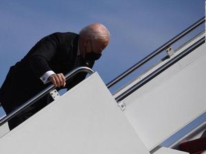 Gempa M 7,2 Guncang Jepang, Biden Tersandung Saat Menuju Air Force One Gempa M 7,2 Guncang Jepang, Biden Tersandung Saat Menuju Air Force One