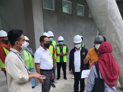 Menpora Tengok Pembangunan GOR Manahan, Apa Komentarnya?