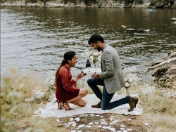 Momen Romantis Sepasang Kekasih Tak Sengaja Saling Melamar Satu Sama Lain