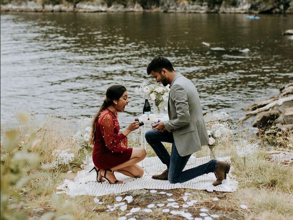 Momen Romantis Sepasang Kekasih Tak Sengaja Saling Melamar Satu Sama Lain Momen Romantis Sepasang Kekasih Tak Sengaja Saling Melamar Satu Sama Lain